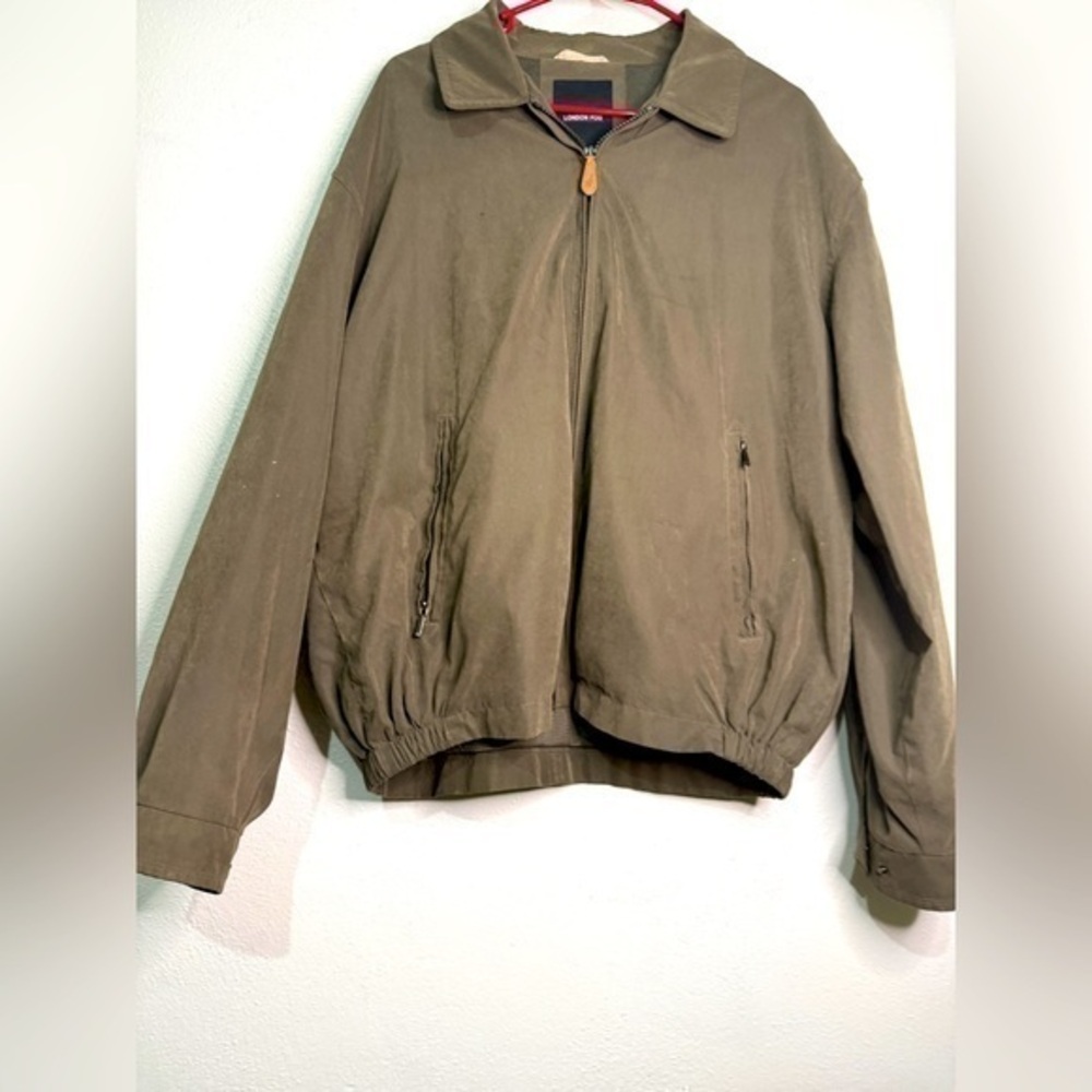 London Fog zippered jacket w/2 front zippered pockets. Sz L. Preowned.